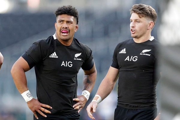 Ardie Savea yBeauden Barrett mastican la derrota: Los Pumas vencieron a los All Blacks. Fuente: AP