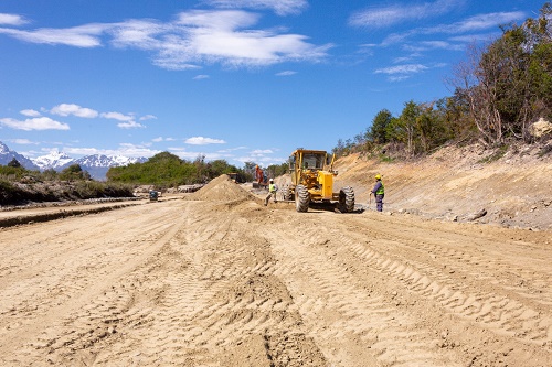 En el lugar se realiza la apertura de zanjas para la extensión de infraestructura de agua y cloaca, así como la colocación de cámaras y pluviales. Además, se avanza en la construcción del cordón cuneta.