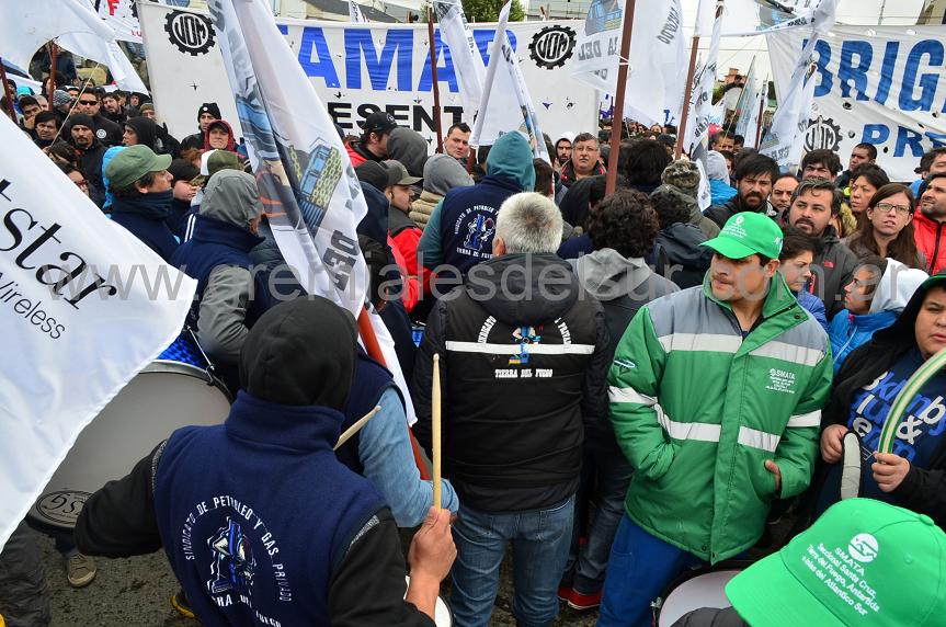  Rene Vergara, de espaldas y campera negra, retirando a los petroleros del acto del 7-M en Río Grande.