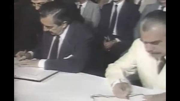 Raúl Alfonsín y Jose Sarney firmando la Declaración de Iguazú