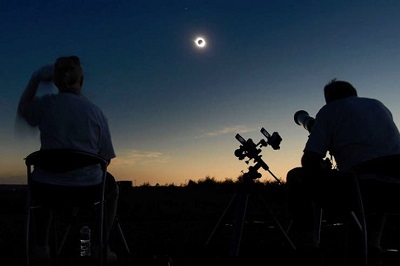 Se recomienda no mirar ni fotografiar en forma directa hasta que sea el momento de la totalidad del eclipse, que es el único momento que se puede mirar sin filtro