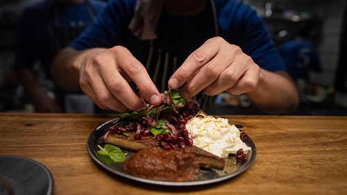 Mariano Ramón es el fundador y cocinero del Gran Dabbang, el restaurante que trajo la gran escena de comida callejera de Asia a Buenos Aires 