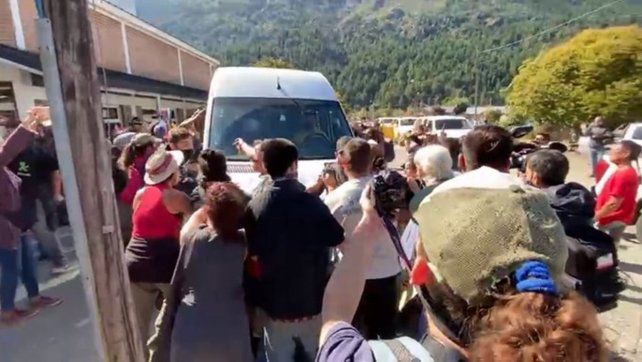 El incidente ocurrido en Chubut a la camioneta de la comitiva del presidente Alberto Fernández.