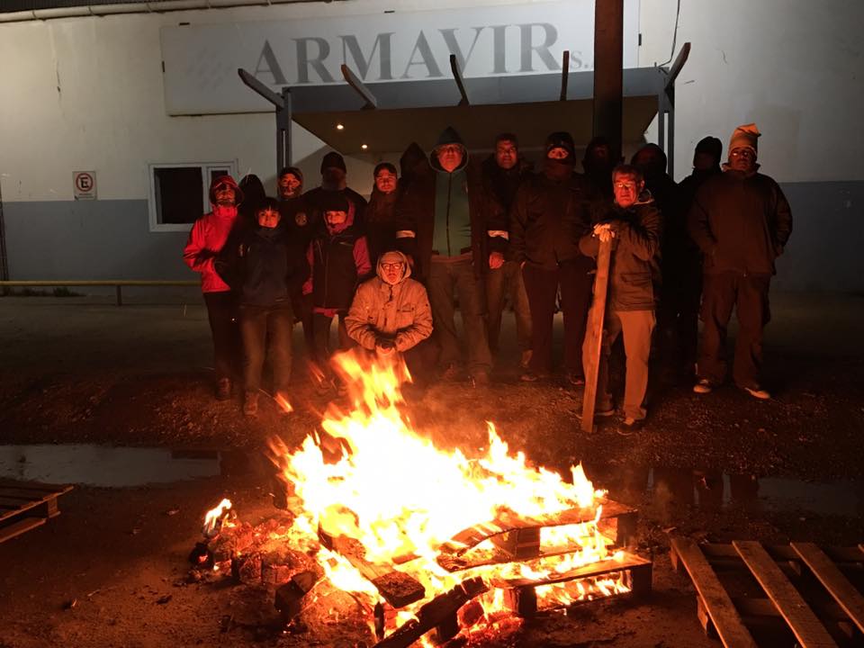 Trabajadores textiles se manifiestan en la empresa ARMAVIR de Río Grande.