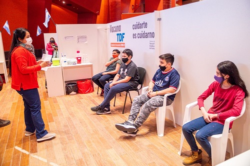 Las autoridades de las escuelas son quienes informan día y horario en que deben presentar los niños en el vacunatorio 