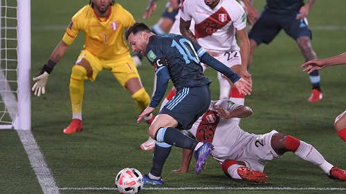 Messi y una jugada de peligro en favor de Argentina ante Perú. 