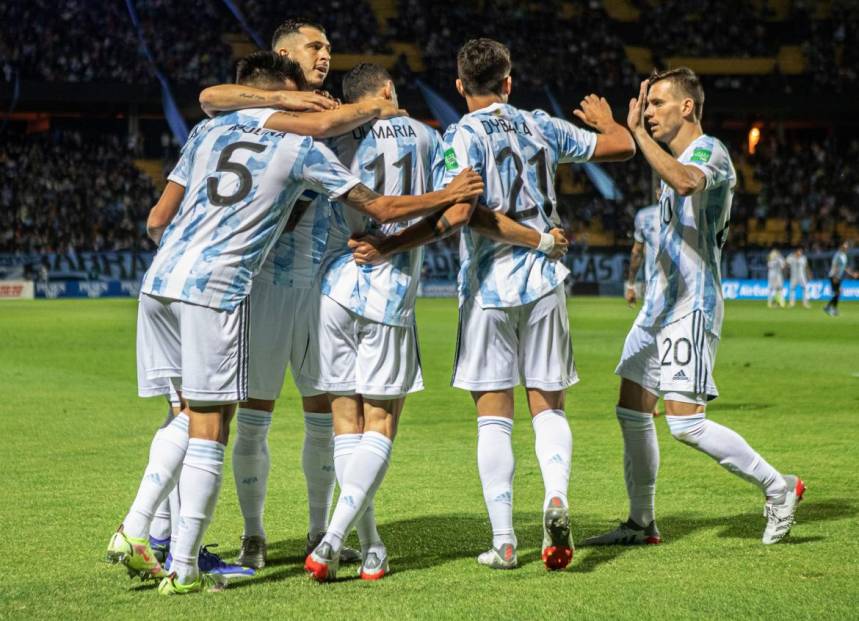 En un durísimo partido, Argentina le ganó a Uruguay en Montevideo y quedó a un paso de Qatar 2022