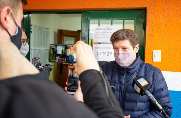  Gustavo Melella emitiendo su voto en la escuela Nº 35 de Rio Grande