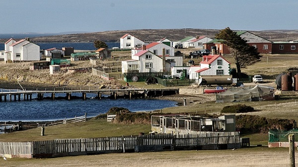 Parlamentarios británicos porponen enviar a las Malvinas a las personas que viajan al Reino Unido en pequeñas embarcaciones.