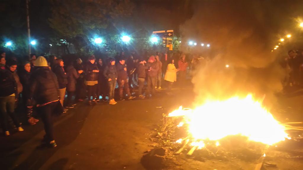 foto tweter de Karina Taberne? Más Ahora! En la esquina d la Residencia. Atrás las luces de la casa. A las puertas, la gente #RioGallegos