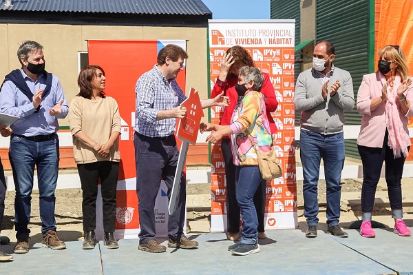  Melella destacó que «con la entrega de viviendas no solo respondemos y damos una solución habitacional, sino que también se genera empleo y reactivamos la economía local y regional».