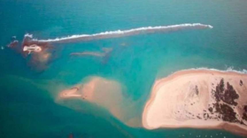 Vista superior con el islote donde se ubican el castillo (a la izquierda) y el caño de Sancti Petri y la punta del Boquerón, donde se plantea ahora que pudiese estar el templo de Hércules