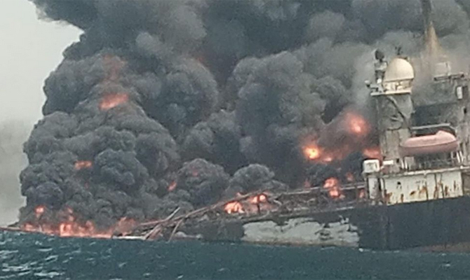 Un buque petrolero explota frente a las costas de Nigeria