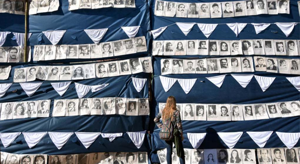 El gigantesco mural realizado con tacuaras y banderas en el que intercalaron los rostros de los desaparecidos en Plaza de Mayo (DyN)