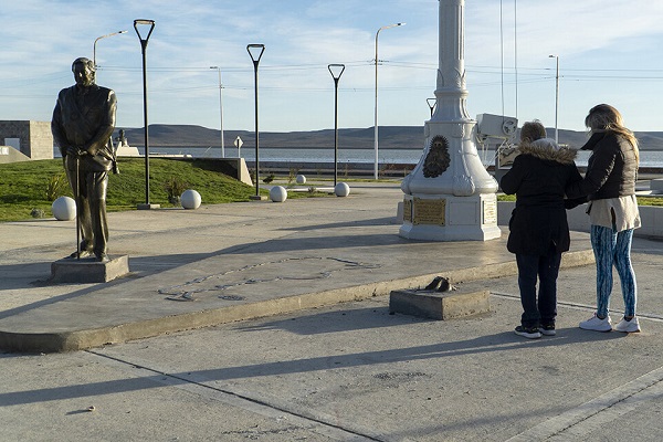 Más violencia contra Cristina Kirchner: vandalizaron una estatua suya en Río Gallegos