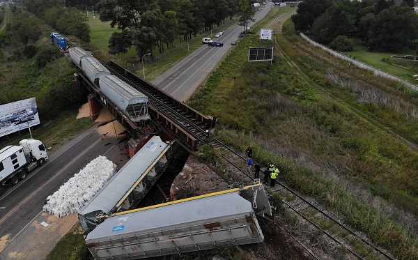 Impresionante descarrilamiento de un tren en Santa Fe: provocó la caída de un puente