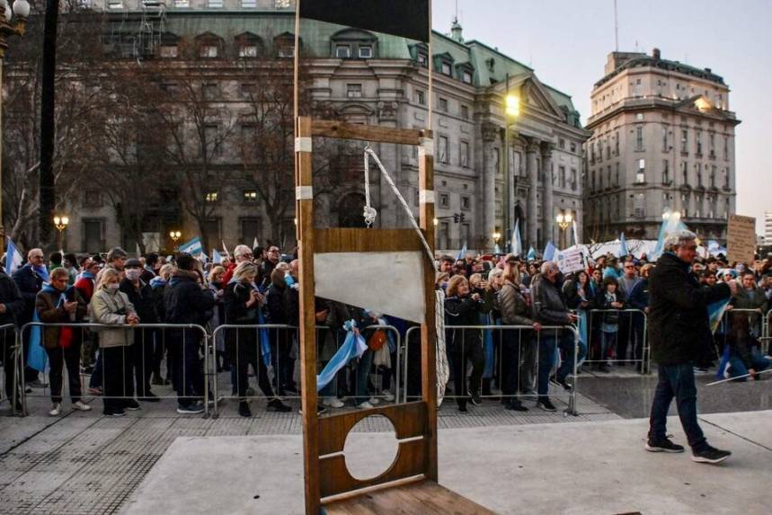 La guillotina, un llamado a la acción.