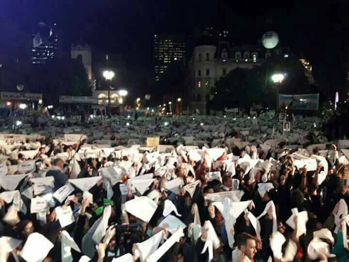 Masiva movilizacion a plaza de mayo contra el 2x1 a los genocidas y represores