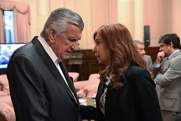 El gobernador de San Juan con la Vicepresidenta (Juan Carlos Cárdenas / COMUNICACIÓN SENADO.)