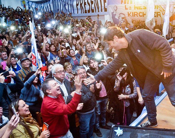 Kicillof se reunió con trabajadores, gremios, empresarios y la comunidad científica, luego disertó junta una multitud que colmo el gimnacio en madryn