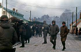 Las calles de Puerto Argentino, con cientos de soldados deambulando sin destino, pronto se hundieron en el caos y la confusión. A la derecha aparecen el chofer de Menéndez junto al capitán de la policía militar Miguel Ángel Romano