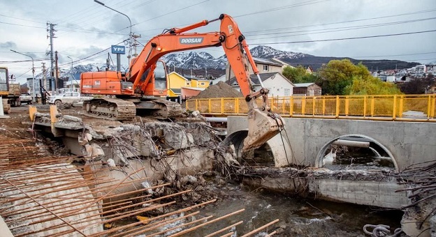 Comenzó la demolición del viejo puente sobre el Arroyo Grande