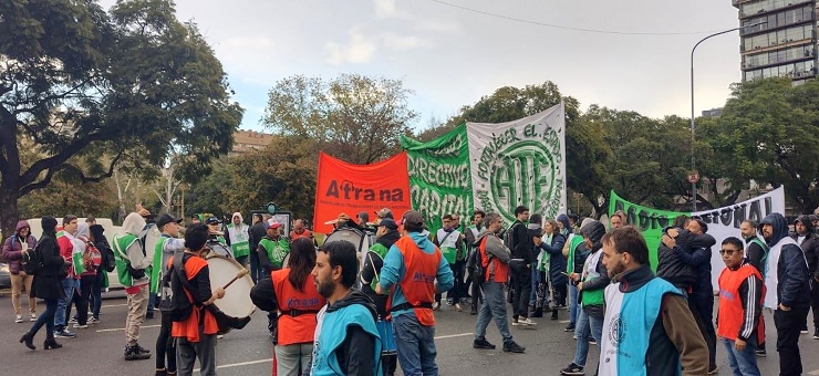 Masiva adhesión al paro de trabajadores de Radio Nacional