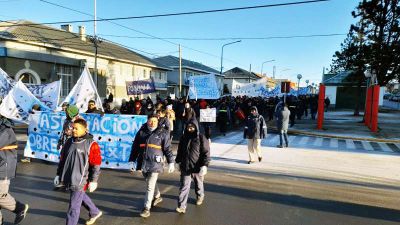 «Multitudinaria movilización de textiles reclamó reunión con De Mendiguren»