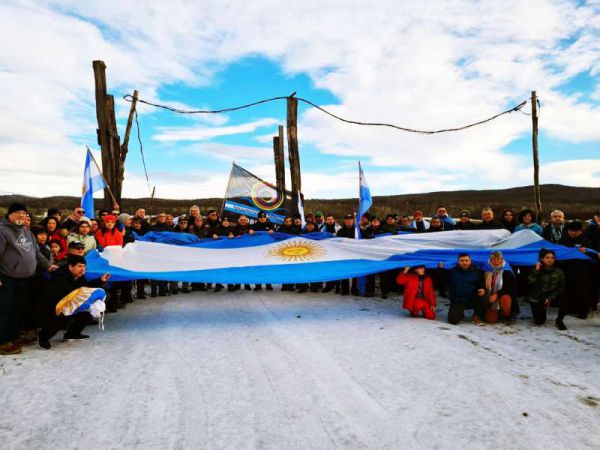 Veteranos de guerra de Malvinas de Río Grande y Ushuaia realizaron el banderazo en Estancia El Relincho