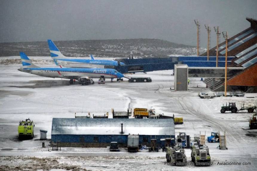 Operativo nuevamente: Aeropuerto de Ushuaia retoma la normalidad tras temporal de nieve