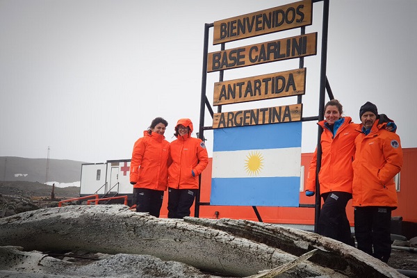 Parte del equipo en la Base Carlini, una de las estaciones científicas en la Antártida.. Imagen: Maximiliano Rodríguez
