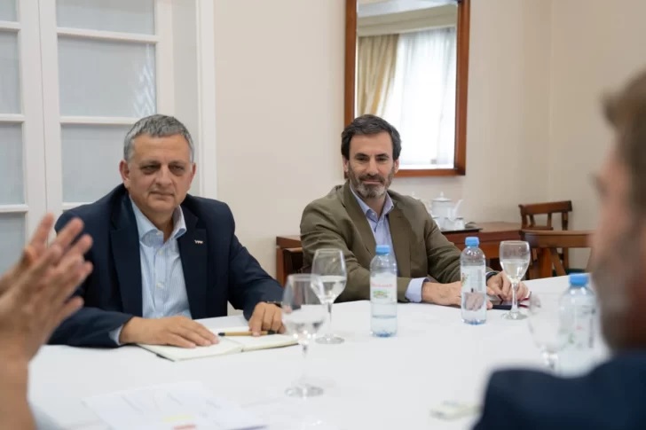 El presidente de YPF, Horacio Marín, y el vicepresidente de Asuntos Públicos, Lisandro Deleonardi, participaron de la reunión histórica.
