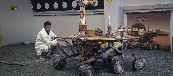 Un ingeniero del Jet Propulsion Laboratory en Pasadena, California, trabaja con un modelo a escala del rover que recorrió Marte (REUTERS) via REUTERS via REUTERS