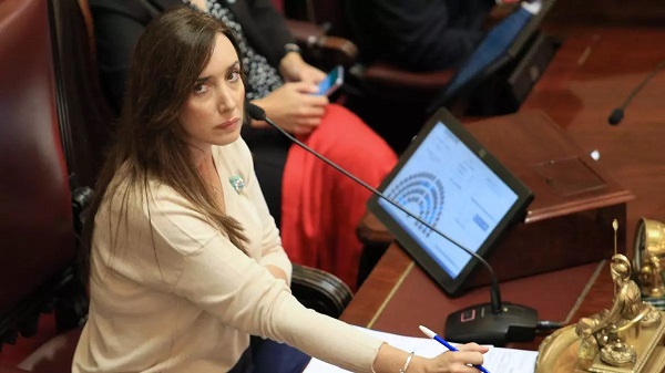 Victoria Villarruel, con el rictus muy serio durante la sesión de este jueves en el Senado. Una mayoría opositora rechazó el decreto de necesidad y urgencia 70/2023 de Javier Milei. NA