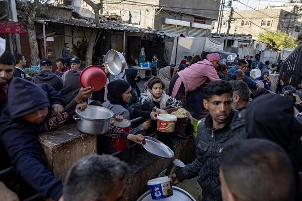  Palestinos reciben comida en Gaza. Imagen: EFE
