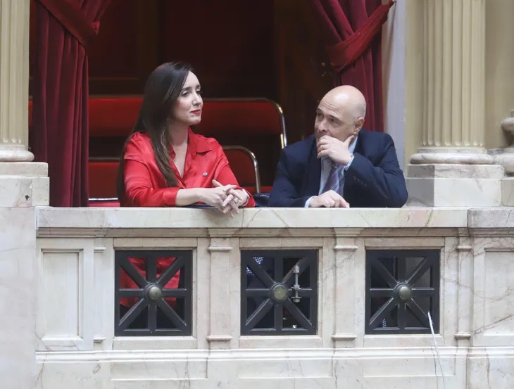 La vicepresidenta Victoria Villarruel y el senador libertario Esteban Bartolomé Abdala en Diputados, a la espera de la votación de la Ley Bases