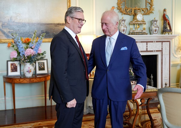 Keir Starmer junto al rey Carlos III. Foto: Reuters