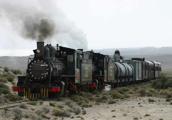 La Trochita, el antiguo tren a vapor que atrae a turistas de todo el mundo en Esquel.  La Trochita, el antiguo tren a vapor que atrae a turistas de todo el mundo en Esquel.