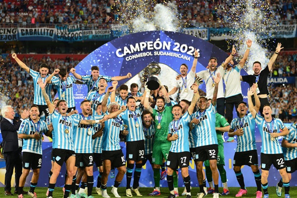  Racing levantó la Copa Sudamericana en Paraguay.. Imagen: AFP