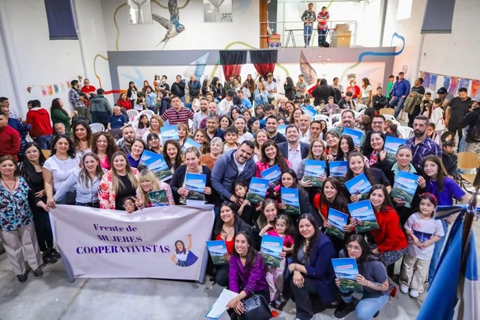 La municipalidad de ushuaia entrego 34 decretos de preadjudicacion a familias de mujeres cooperativistas