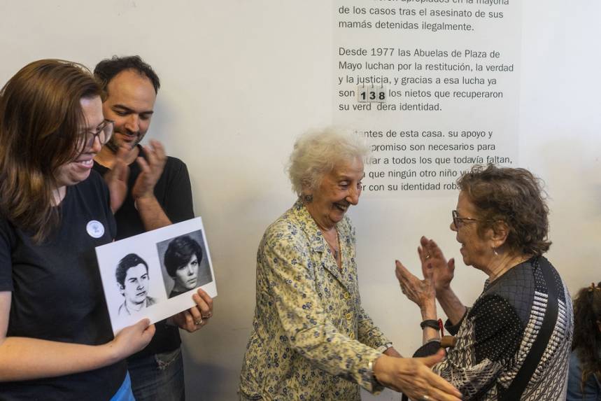 Abuelas y nietos festejan haber encontrado al hijo de Marta Pourtalé y Juan Carlos Villamayor.. Imagen: NA