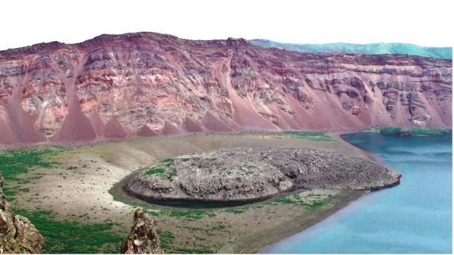   El borde de la caldera de Zavaristkii muestra llamativas capas rojas de depósitos de erupciones pasadas.