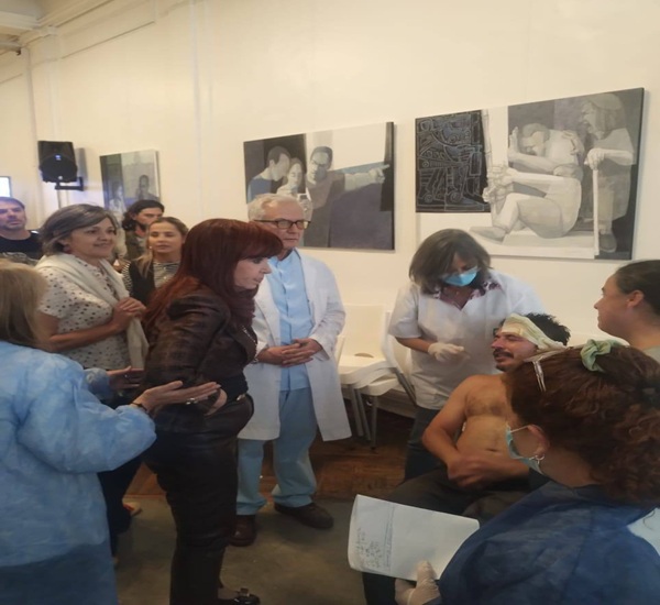 La expresidenta y titular del PJ, Cristina Fernández de Kirchner, se encontraba en su oficina y se acercó personalmente para asistir y solidarizarse con Caropresi.