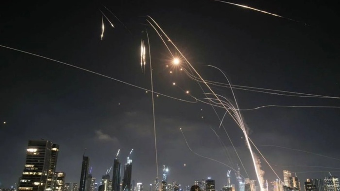 Alerta en Israel: Irán respondió con más de 100 misiles y hubo explosiones en Jerusalén y Tel Aviv