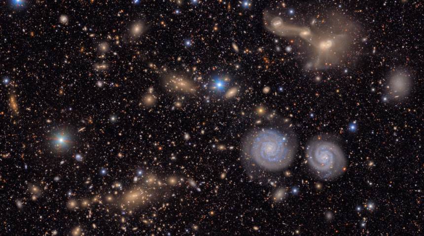 Cúmulo de Virgo: El cúmulo de galaxias de Virgo contiene sobre 2.000 galaxias a 59 millones de años luz, ubicadas en una zona del cielo que cae dentro de la constelación de Virgo.