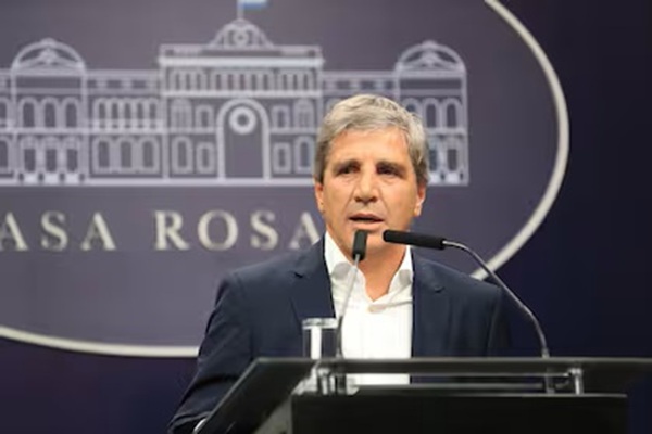 Caputo confirmó subas en luz, gas, agua e impuesto a los combustibles para agosto tras la suba del dólar 