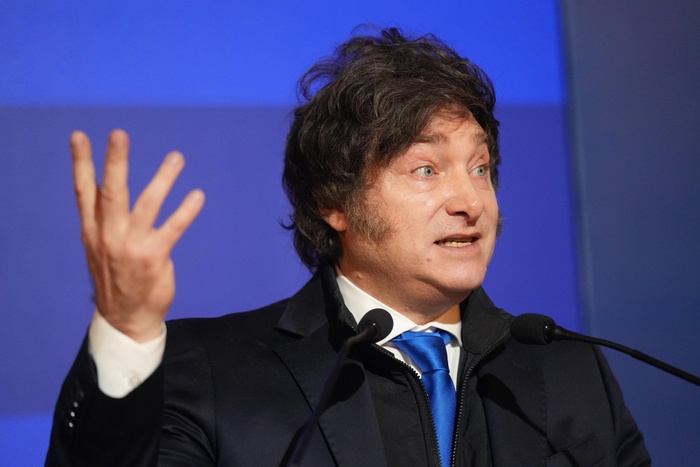 Javier Milei en una caída sin precedentes.. Imagen: Prensa