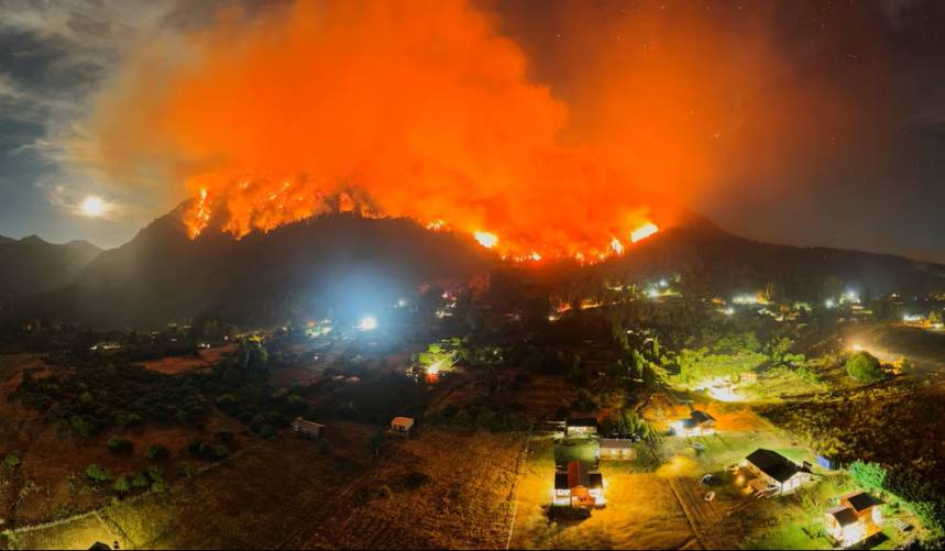 El riesgo de incendios es extremo en 16 provincias argentinas con restricciones totales para el uso de fuego en espacios públicos y privados (REUTERS/Maxi Jonas)