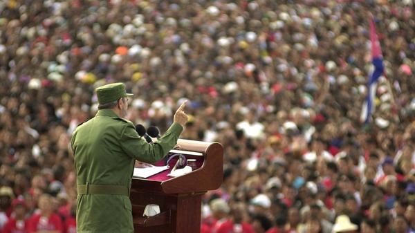 Fidel Castro durante un discurso Santiago de Cuba, 2002