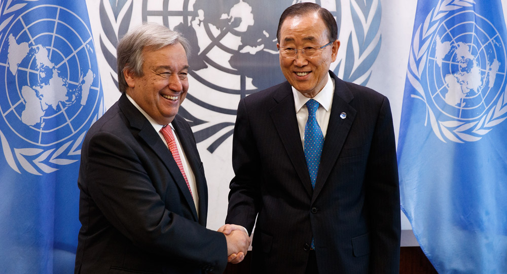 Ban Ki-moon saluda a su sucesor en Naciones Unidas.